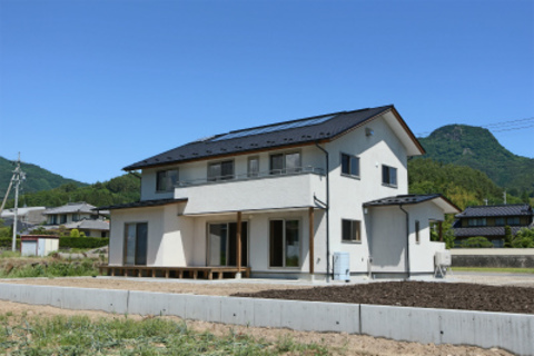 太陽に包まれ自然と暮す家