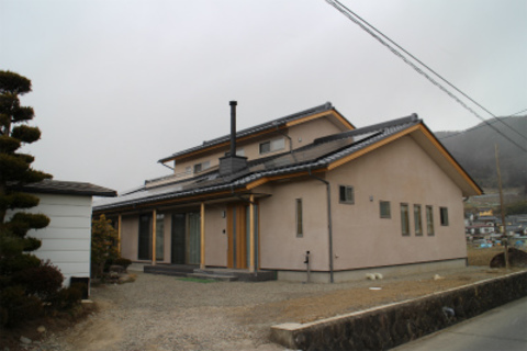 仲良し三世代が同居する家