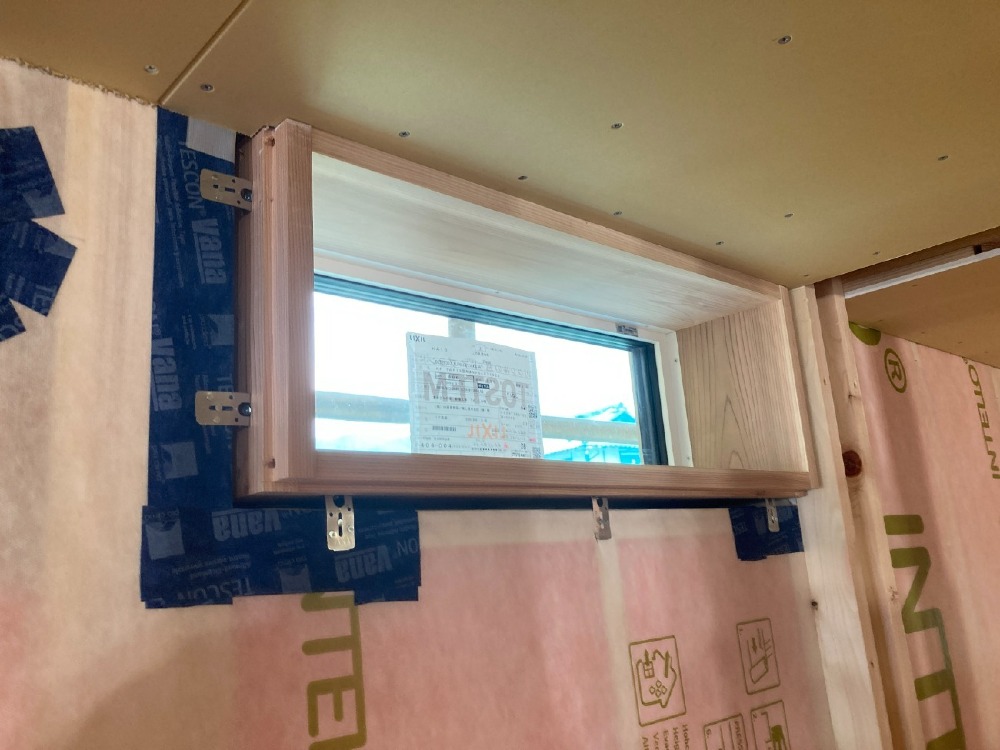 木工事　1階サッシ木枠取付け