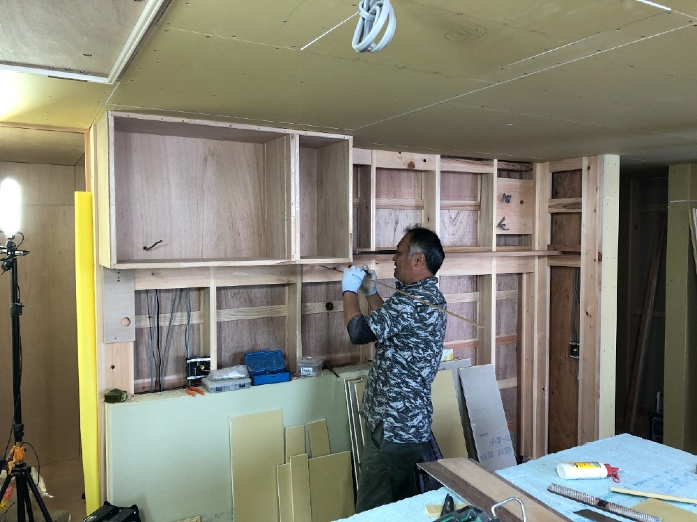 木工事　現場造作家具取付け
