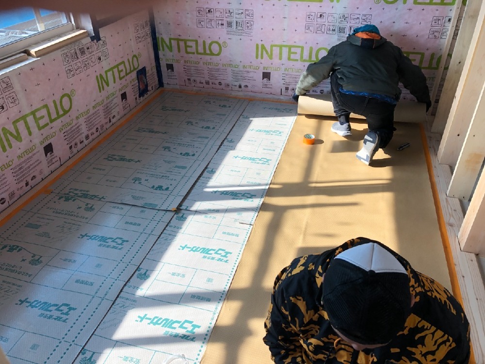 木工事　2階床フローリング張り・床養生