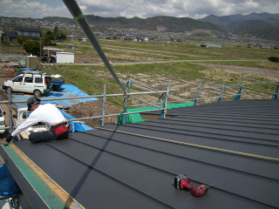 屋根葺き中です！