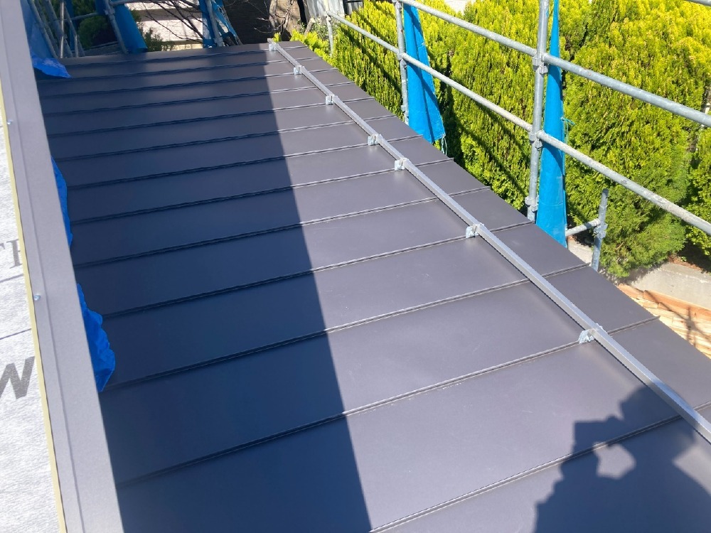 板金工事　屋根荷揚げ