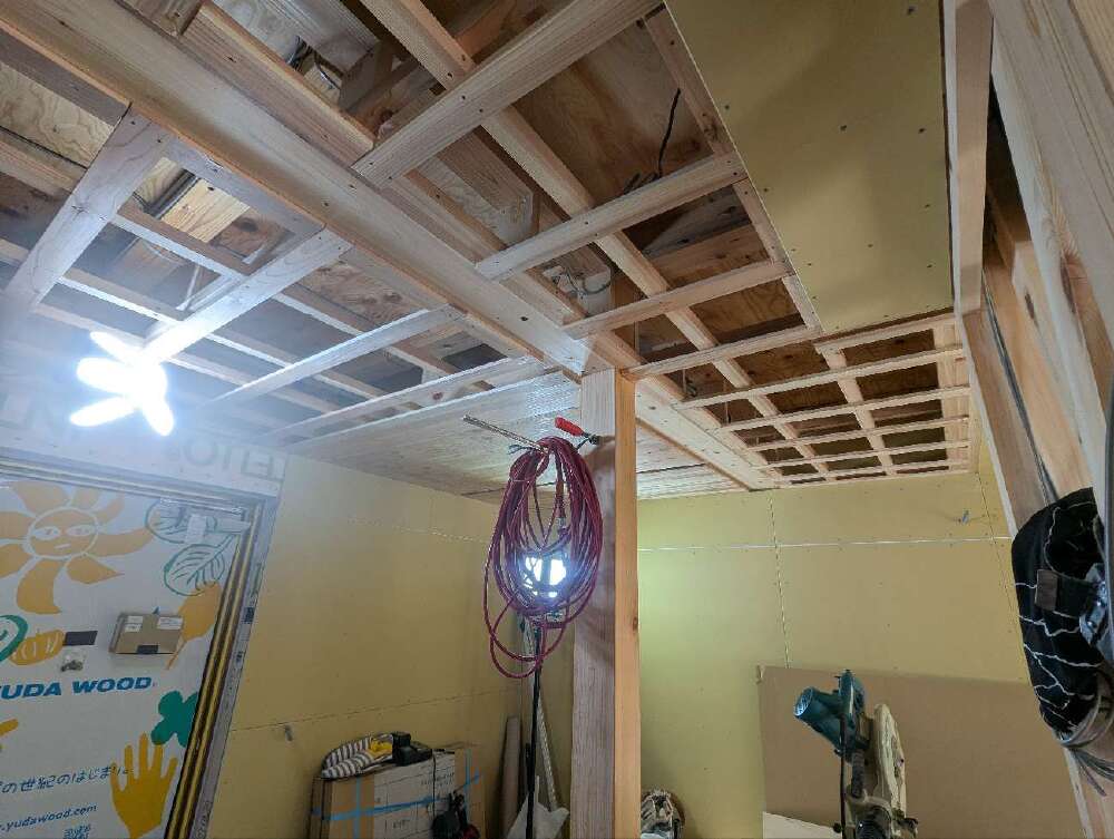 木工事　1階天井下地組み