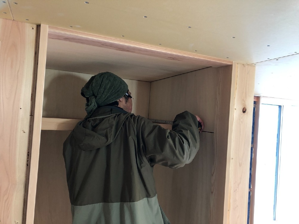 木工事　2階収納桐板張り