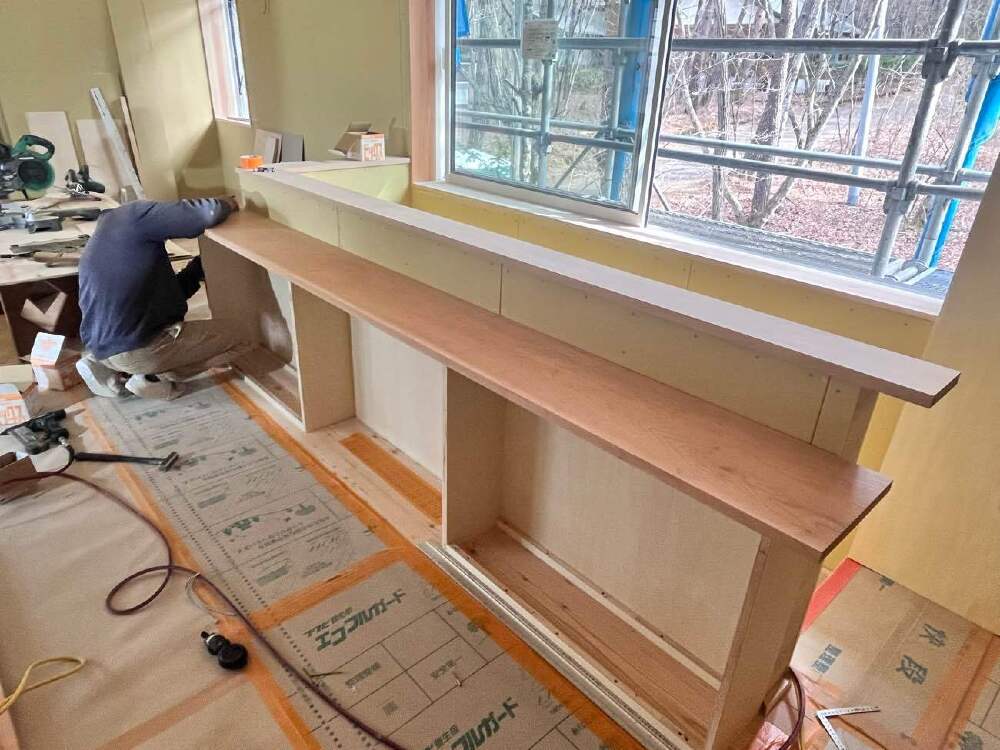 木工事　ラウンジコーナーにて本棚・カウンター造作