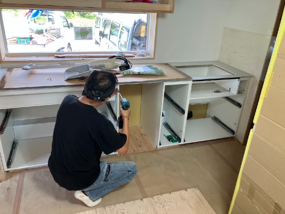 住設機器工事　キッチン組立て 施工状況