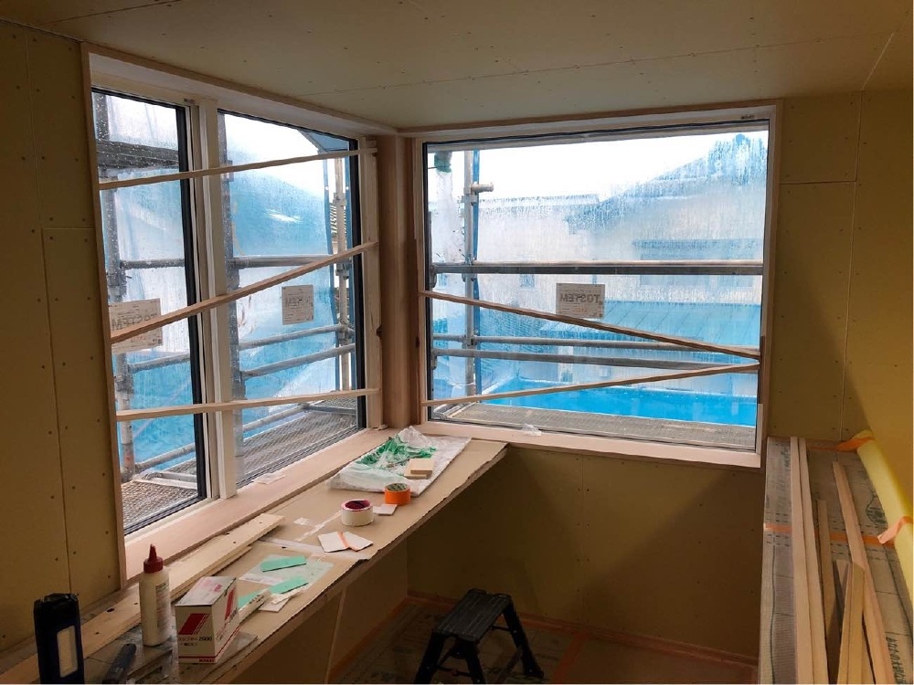 木工事　2階窓枠取付け