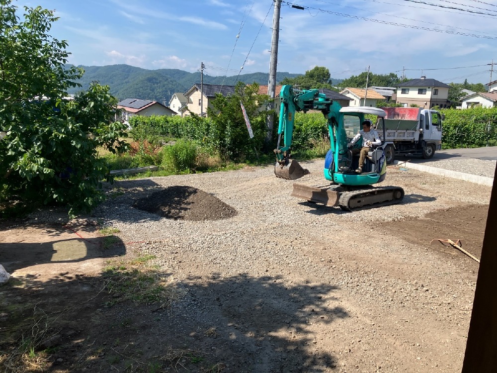 外構工事　駐車場 整地・砕石敷き