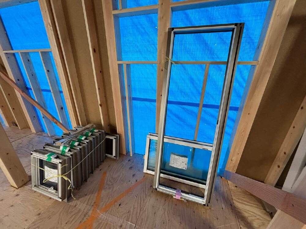 鋼製建具工事　サッシ搬入