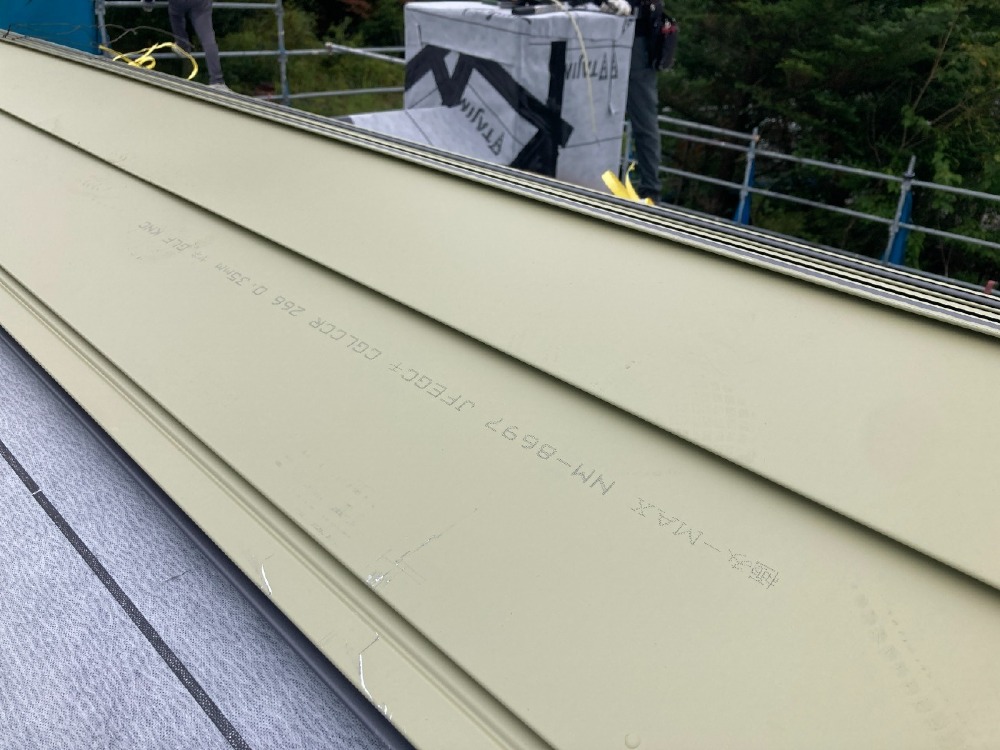 板金工事　屋根荷揚げ