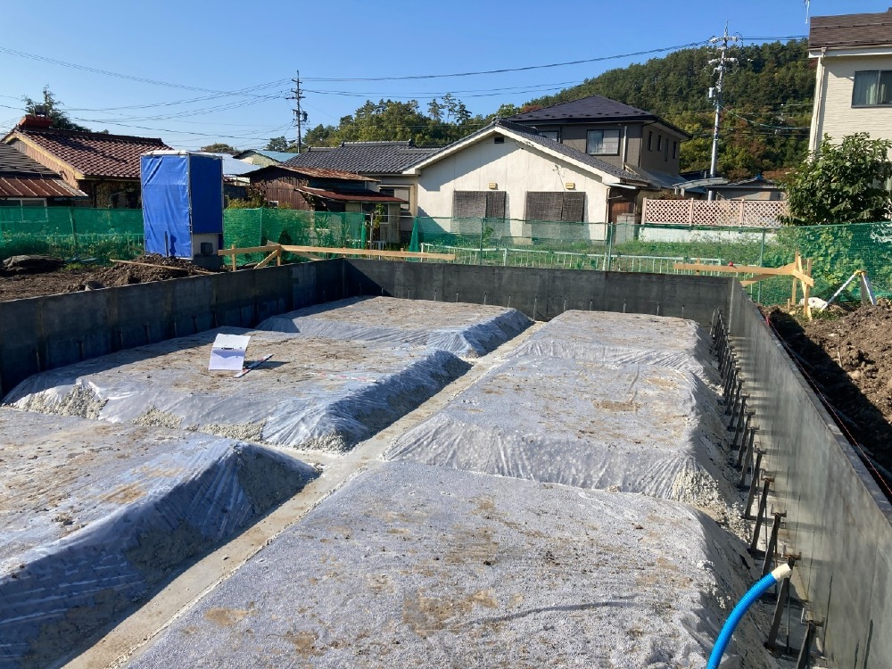 砕石敷き込み～防水シート敷き