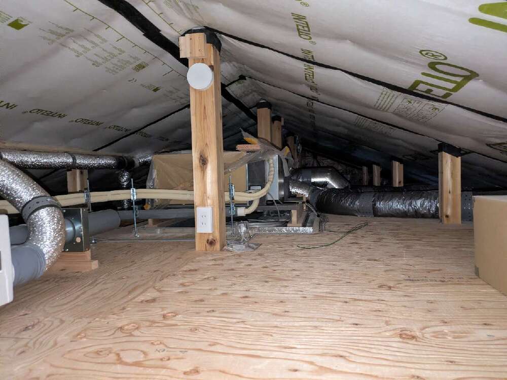 空調設備工事　小屋裏ダクト配管完了