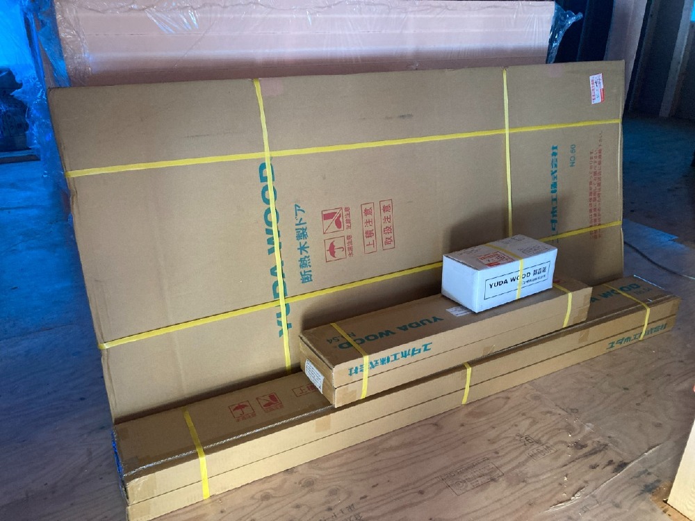 木工事　玄関戸搬入