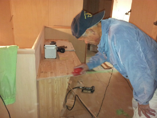 建具取付け中