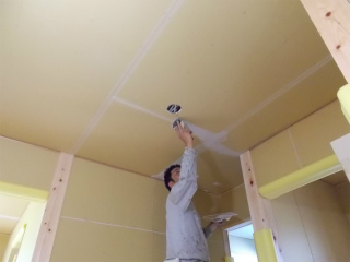天井塗装工事開始です