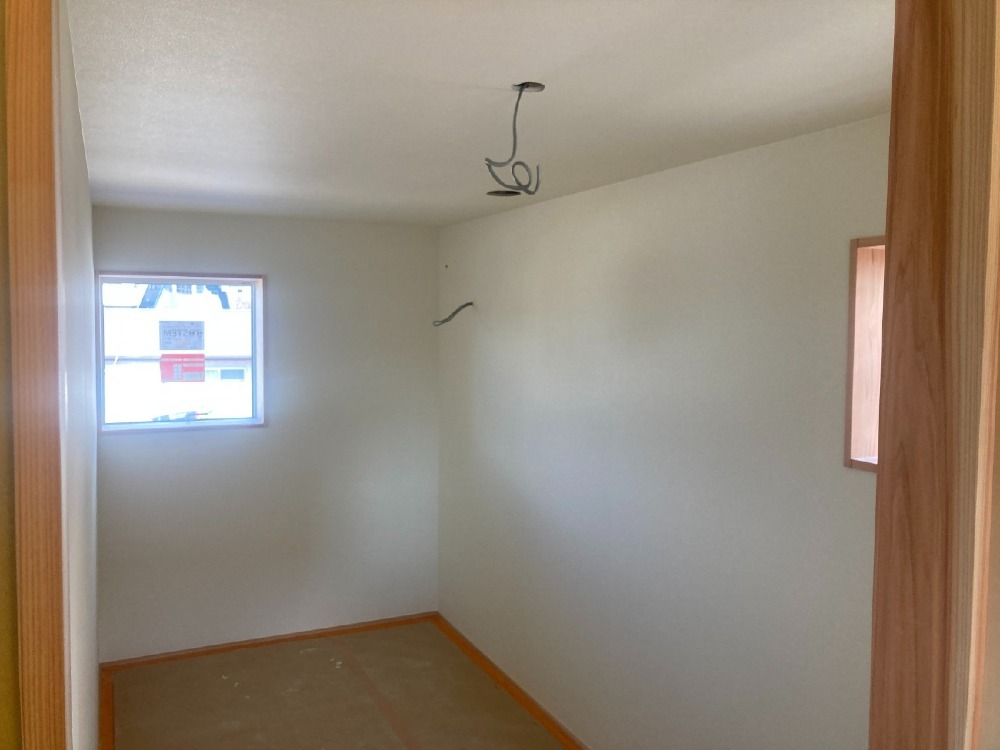 内装工事　クロス張り完了