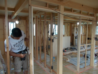 建具枠取付中です