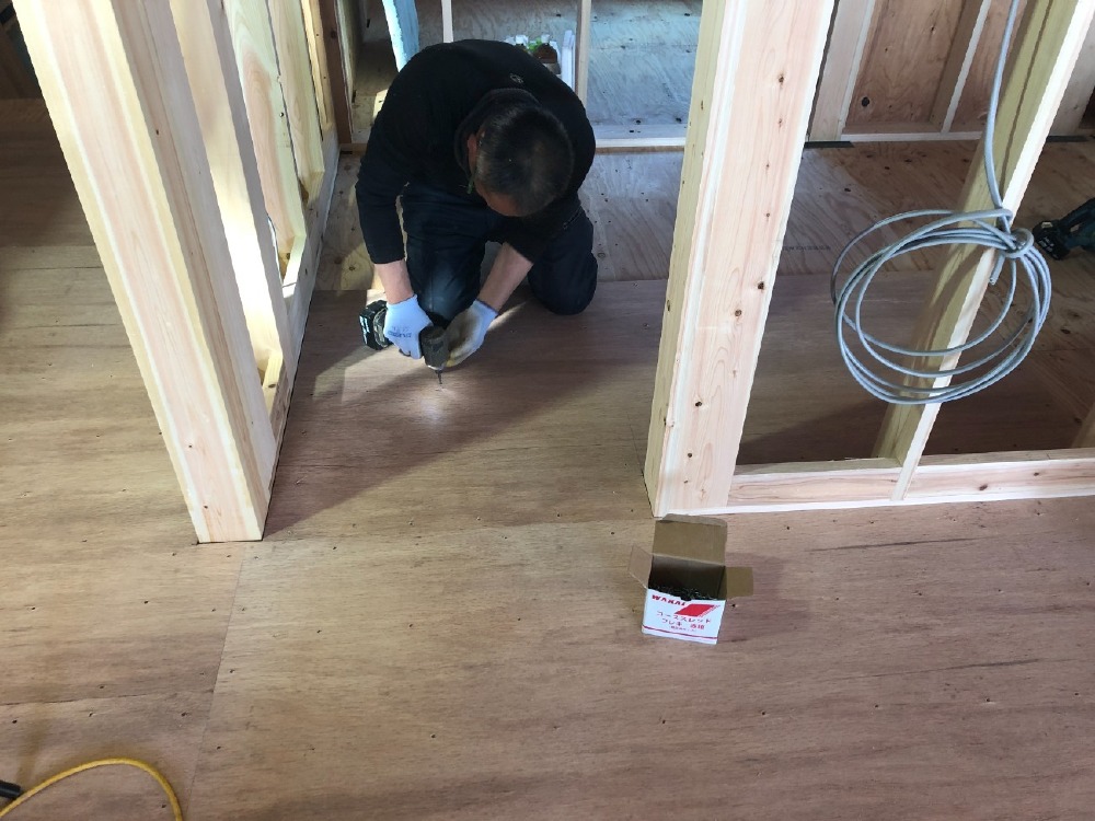 木工事　フロアー床捨て貼り施工　