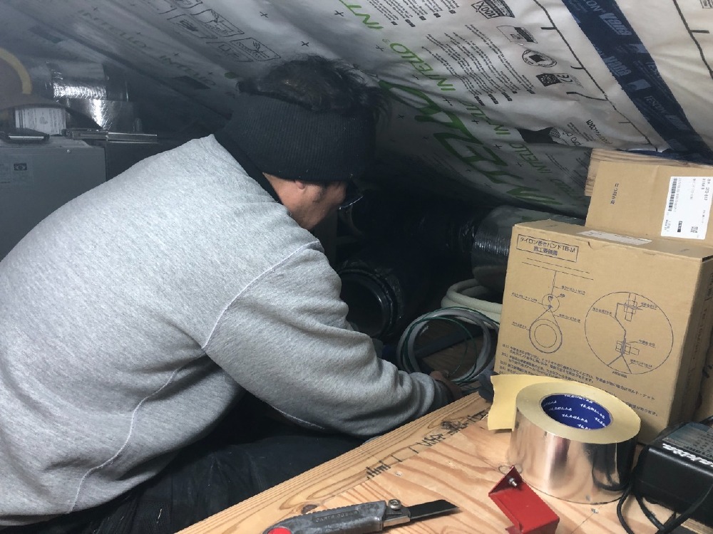 空調工事　小屋裏ダクト配管施工