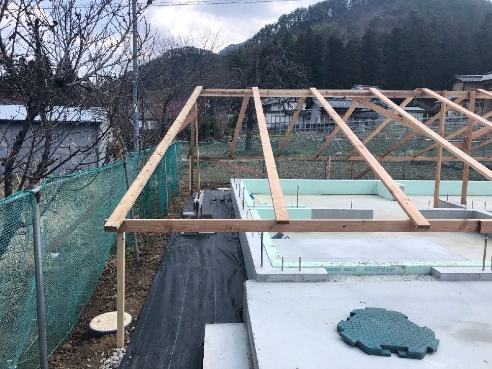 建方工事　基礎廻り防草シート敷き