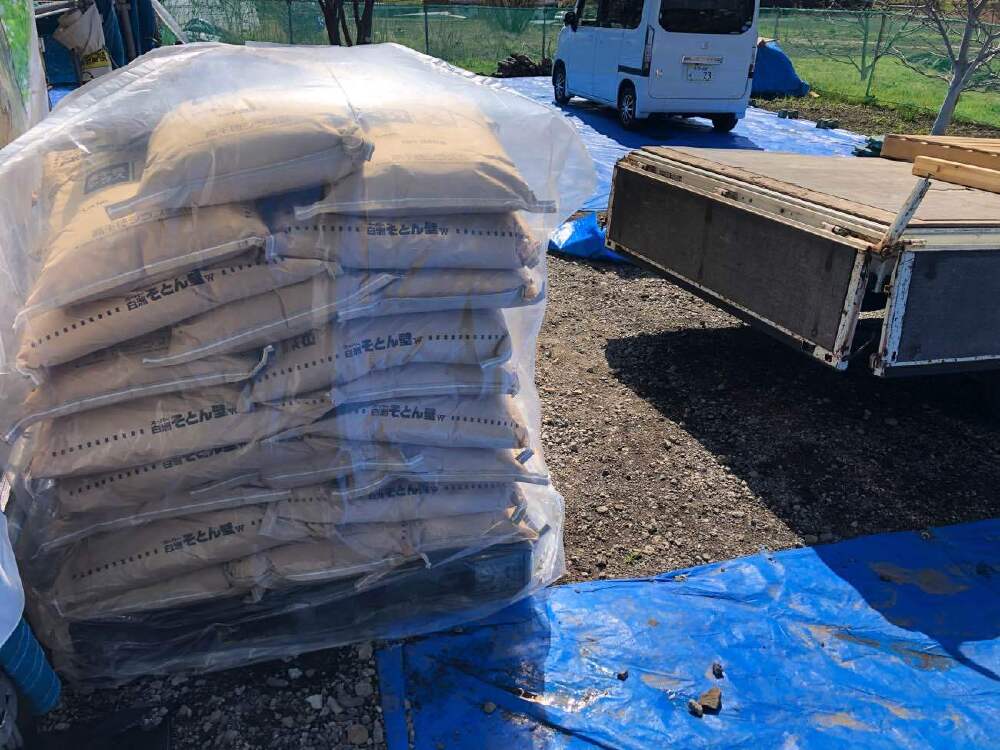 左官工事　そとん壁下塗り材現場搬入