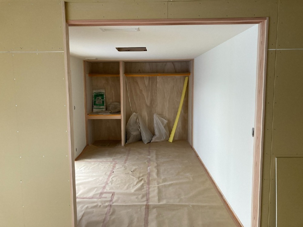 内装工事　壁・天井クロス張り