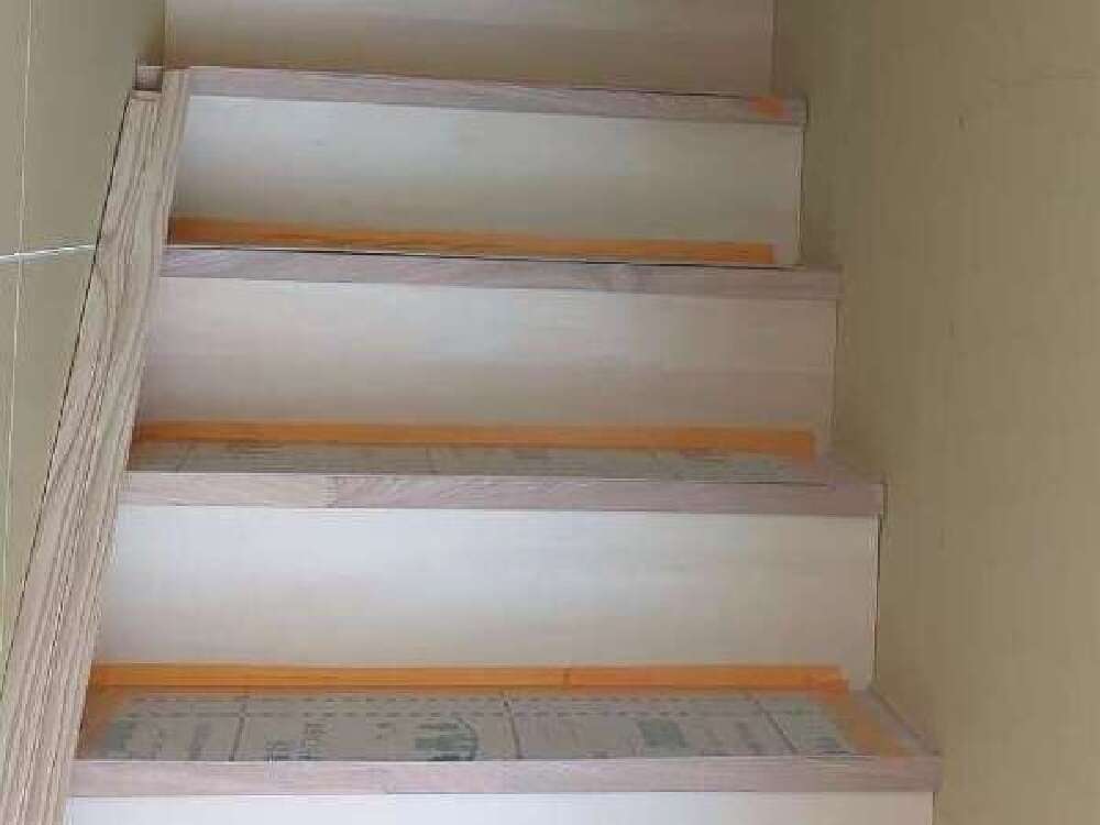 木工事　階段設置完了