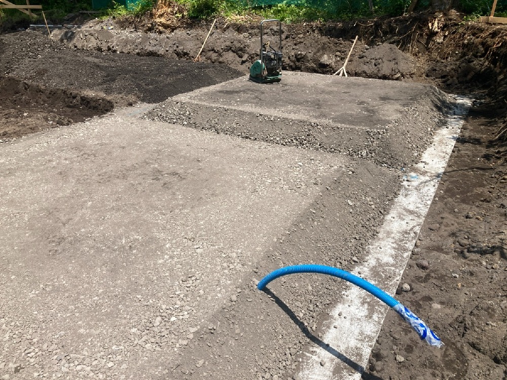 基礎工事　砕石敷き込み転圧
