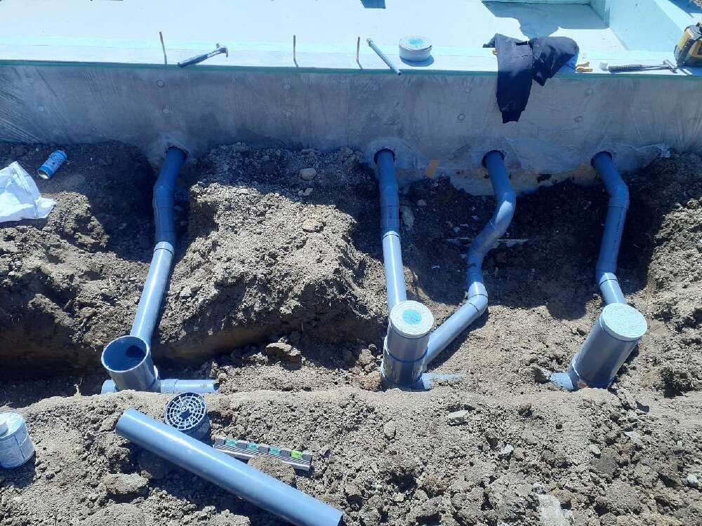 給排水設備工事　基礎外周部給排水配管