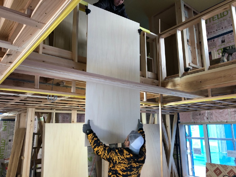 木工事　2階造作家具ランバー材搬入