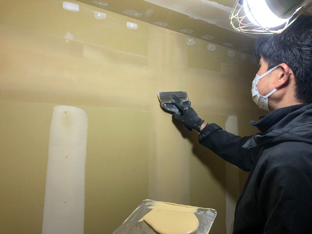 内装工事　パテ処理　上塗り施工