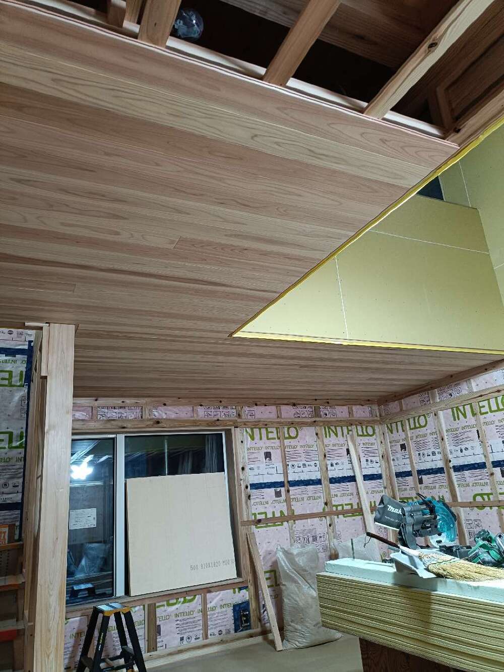 木工事　1階天井板張り