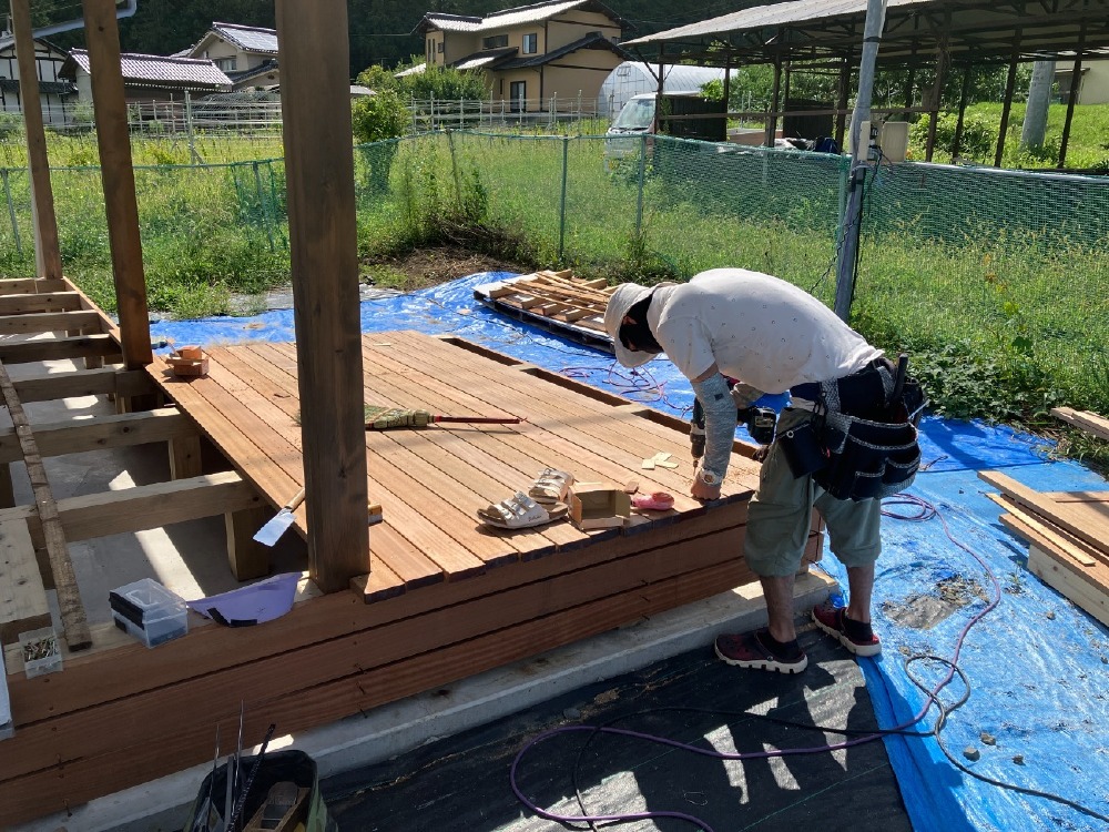 木工事　デッキ組み施工状況