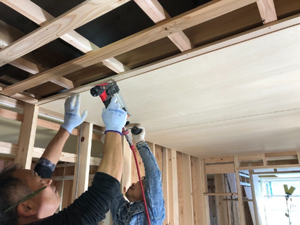 木工事　天井ラワンベニヤ張り