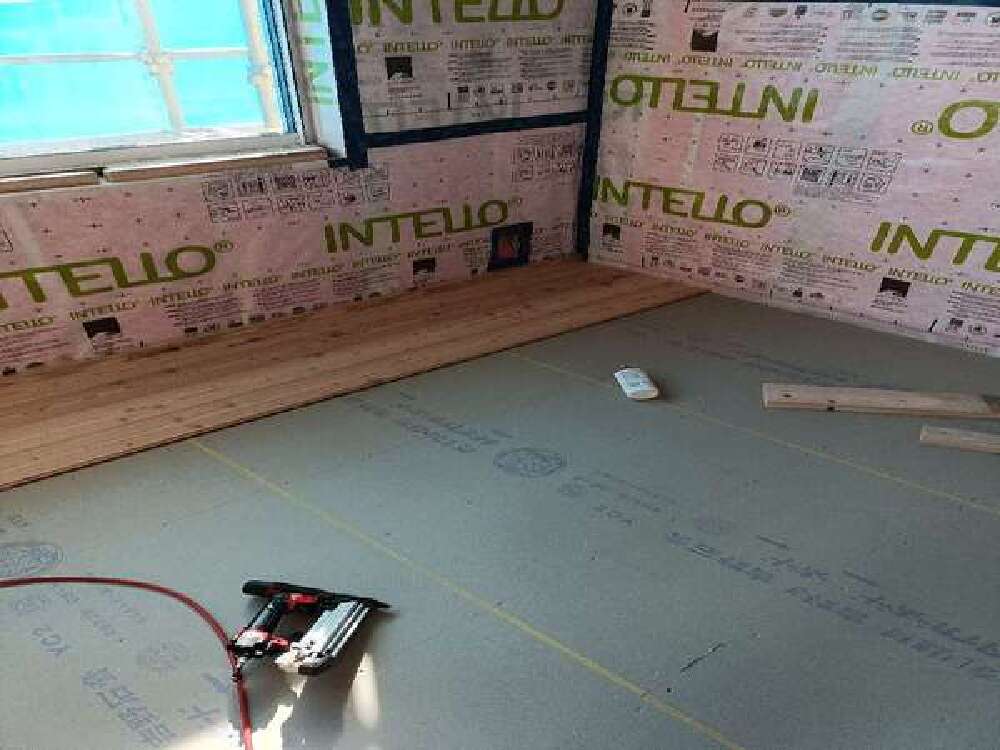 2階床フローリング張り