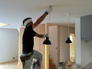 照明器具付け中です