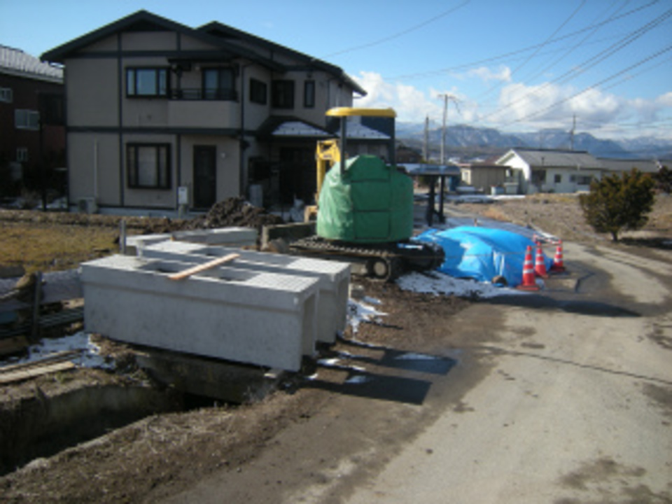 水路底コンクリート養生中