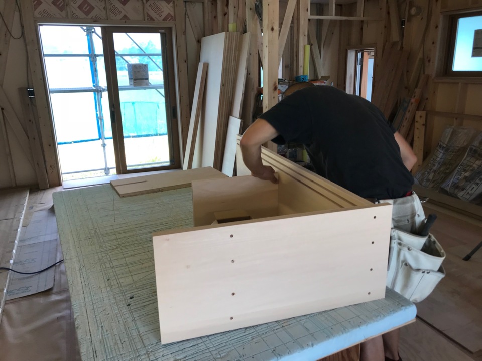 造作家具加工中です