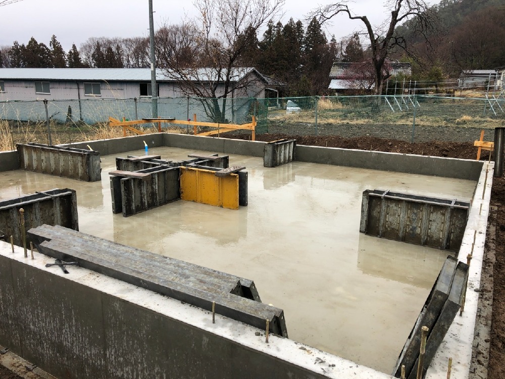 基礎工事　外周部立上り型枠脱型