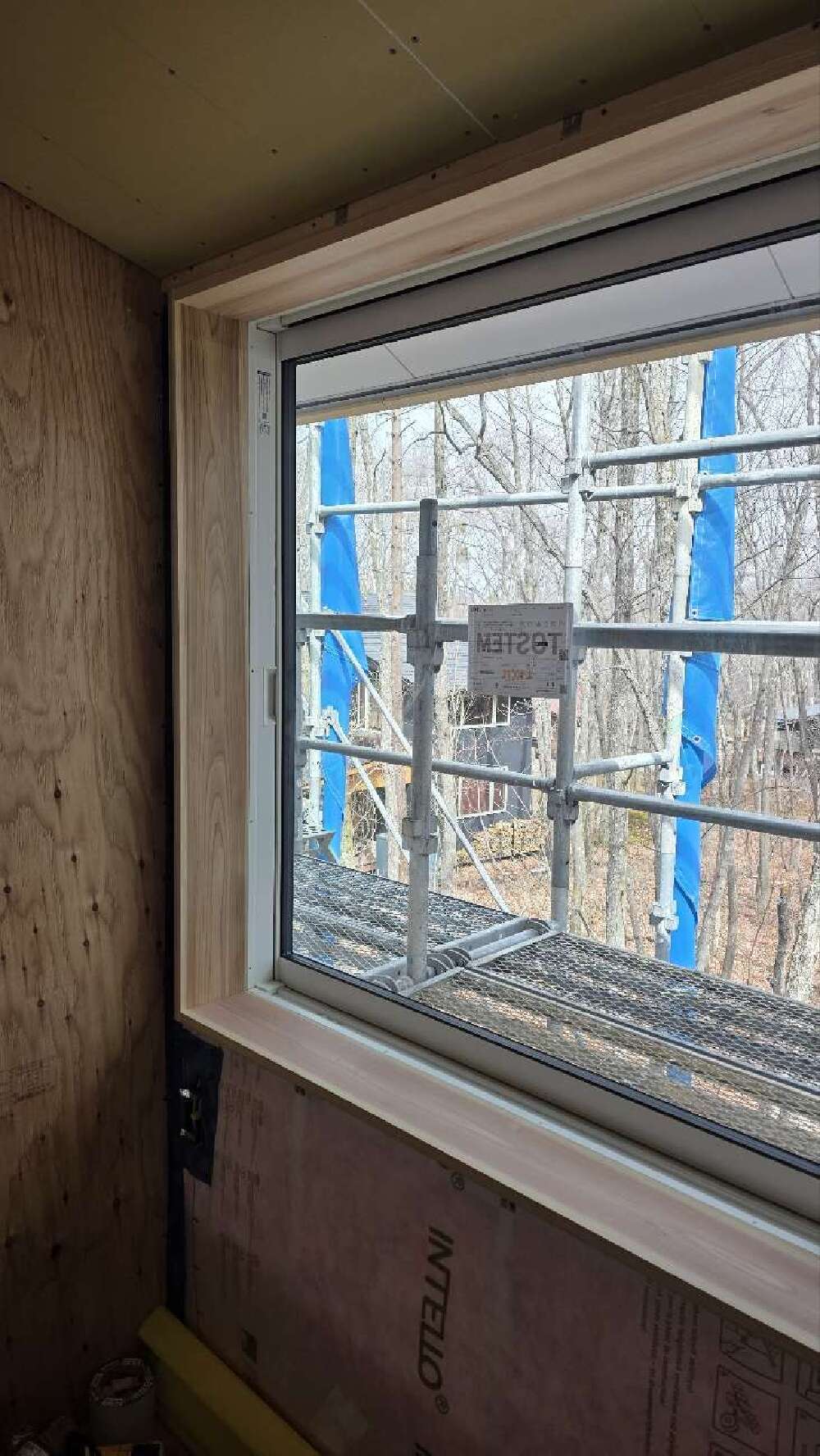 木工事　窓枠取付け