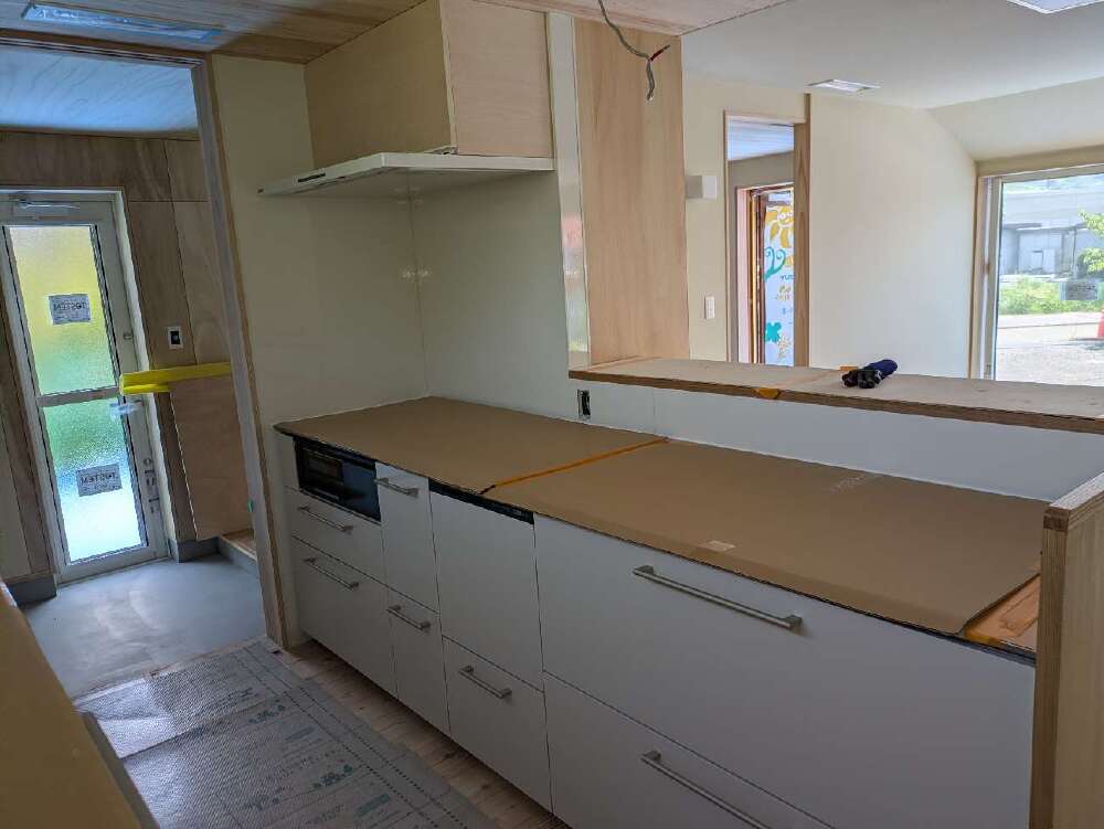 住設機器工事　システムキッチン据付け完了