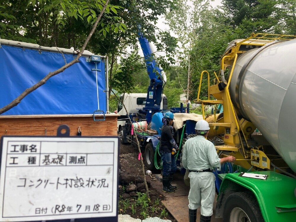 基礎工事　ポンプ車・生コン車入場
