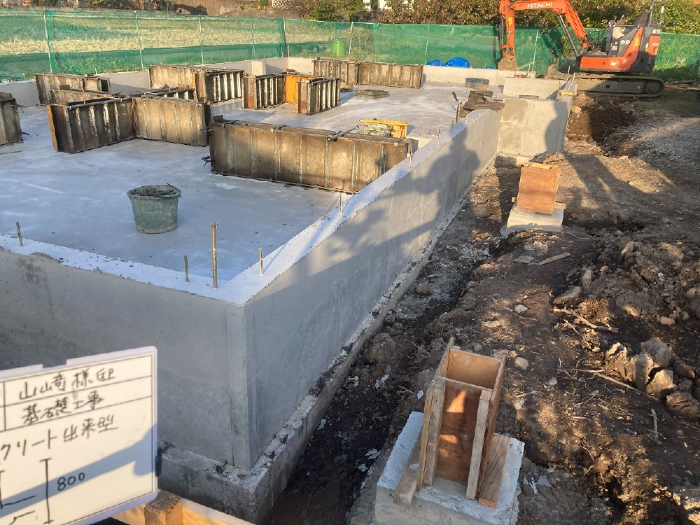 外部型枠解体、内部立ち上がり型枠設置