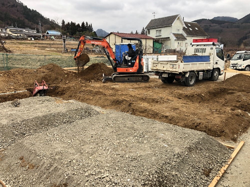基礎工事　堀削・砕石敷き