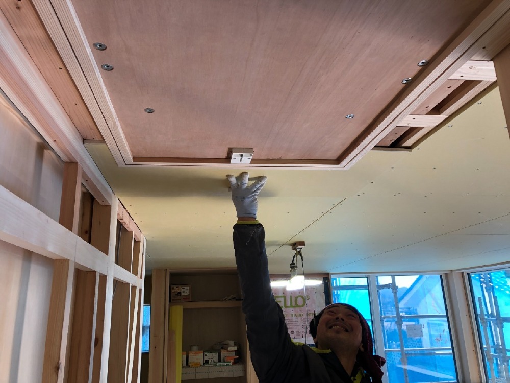 木工事　2階天井ボード張り