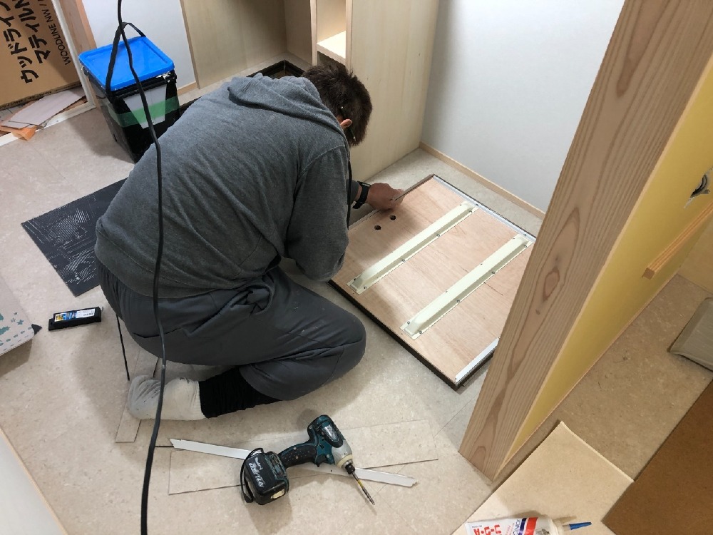 内装工事　床フロアタイル張り施工