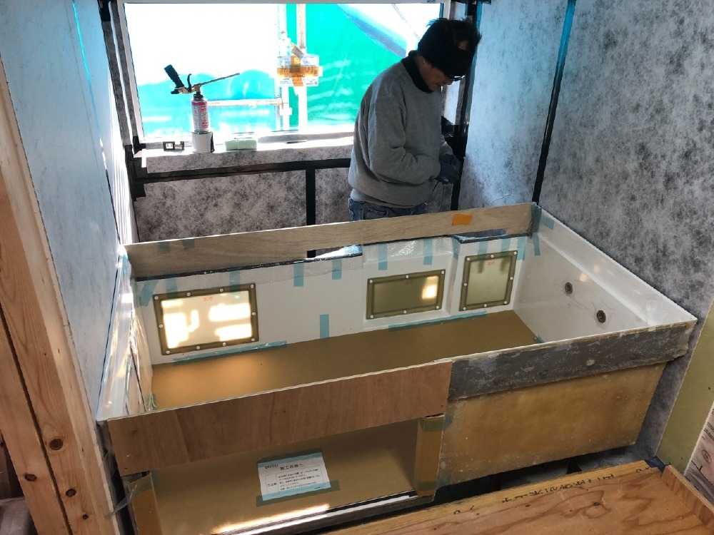 住設機器工事　ハーフユニットバス据付