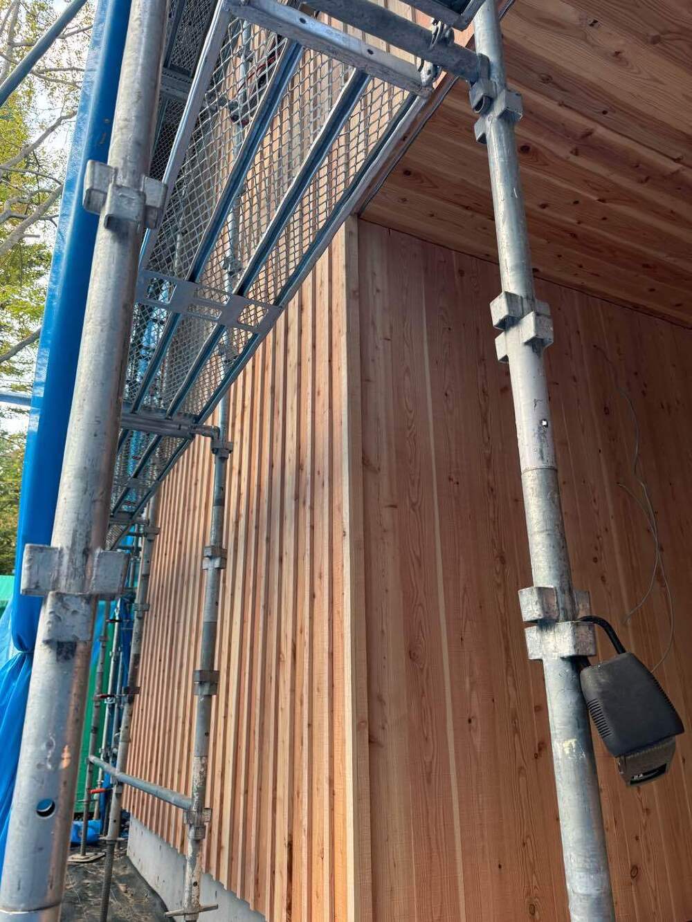 外壁板張り工事中