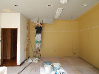 内装工事始まる。